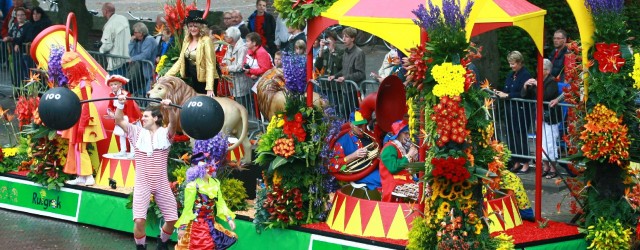 De Flower Parade 2011 werd afgelopen vrijdag vergezeld van een spectaculaire show met dans, zang en...