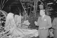 1971 Prins Claus in gesprek met bloemenmeisje
