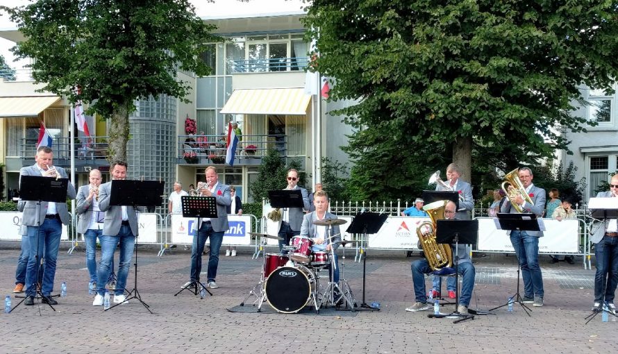 Muzikale opwarmers Just4Fun en Big Band Plus DVS spelen op Koomansplein en Boulevard